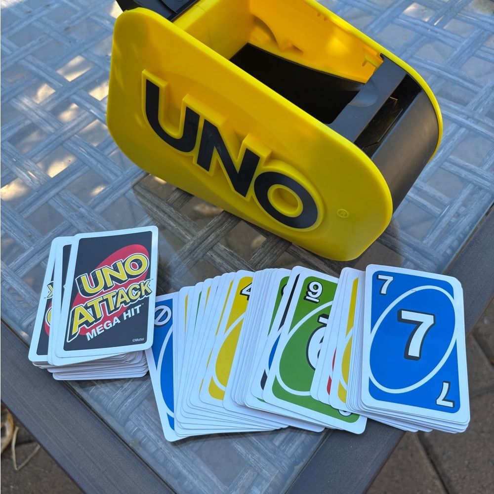 UNO attack mega hit with card dispenser